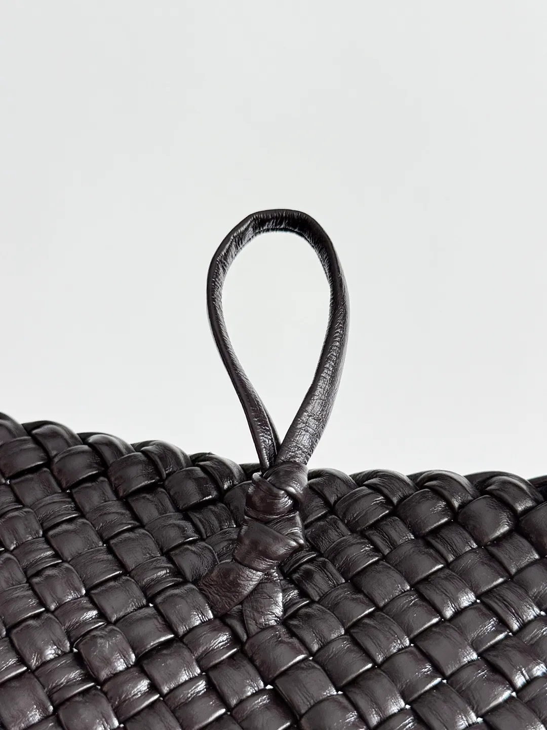 Batch 7360 BOTTEGA VENETA new product large Tosca Baci Baci means Kiss in Italian. Different from the previous Tosca style, this time the entire handbag presents a triangular shape design, and the handle is also designed with a single handle. The delicateness of each stitch of the craftsman's weaving, and the warmth of the handwork are like freshly baked bread! This is a bag that only experienced craftsmen can weave. The lightweight material and large capacity make it easy to carry whether you are an office worker or a student party😍Not only that, this bag is full of fashion, making you the center of attention whether it is for daily outings or important occasions👀 Style number: 762635 Size: 54*39.5*6cm
